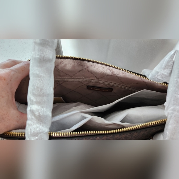 ⚡️🚨 NWT Michael Kors Charlotte Large Leather Tote Bag - Lowest Price🚨 - Picture 11 of 14